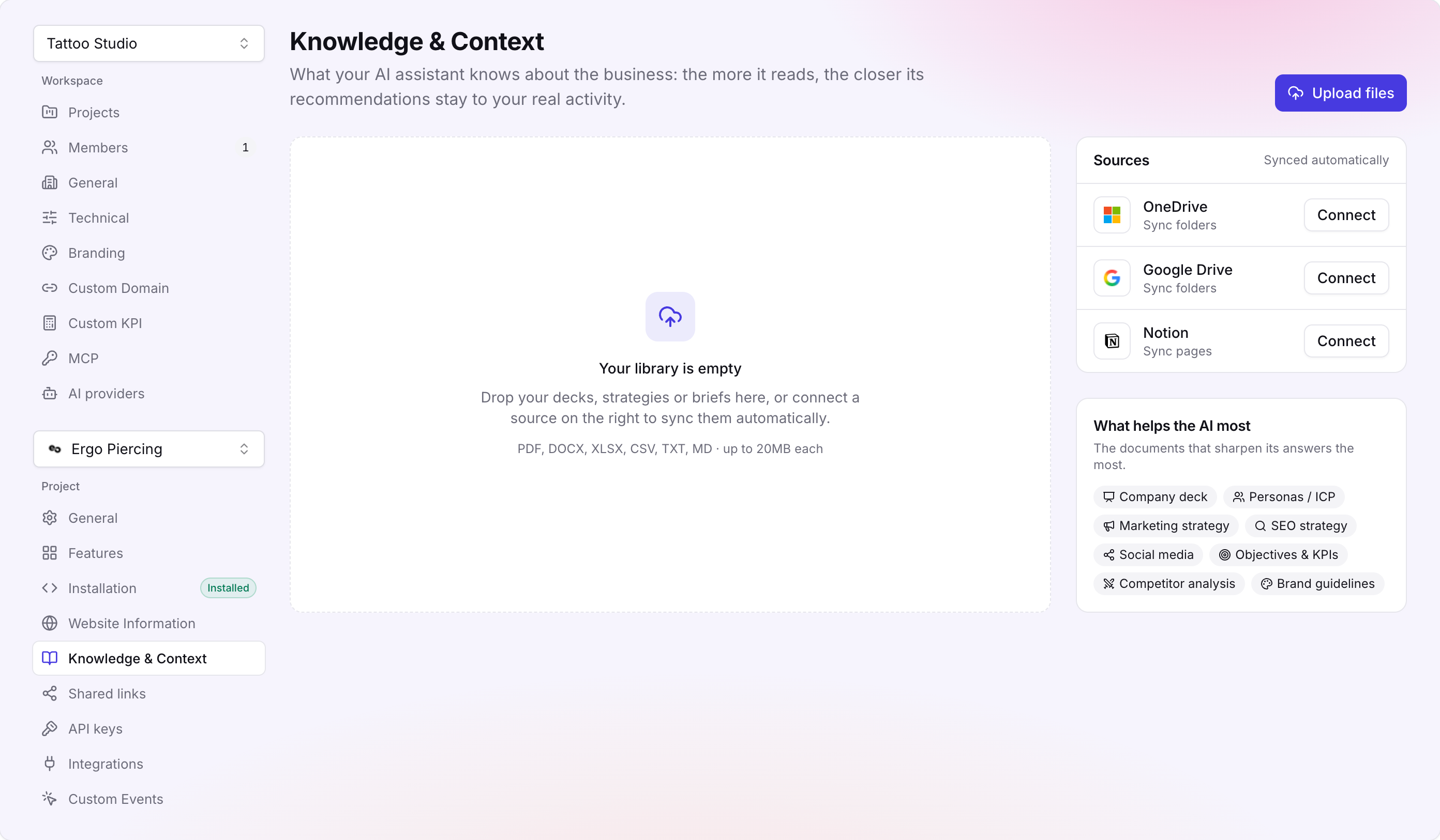 L'écran Knowledge and Context de Sublim, présenté comme ce que votre assistant IA sait de l'entreprise. Une zone de dépôt pour les présentations, stratégies et briefs, acceptant les fichiers PDF, DOCX, XLSX, CSV, TXT et MD. Un panneau Sources à droite propose de connecter OneDrive, Google Drive et Notion pour une synchronisation automatique. En dessous, un panneau intitulé What helps the AI most liste deck de présentation, personas et ICP, stratégie marketing, stratégie SEO, réseaux sociaux, objectifs et KPI, analyse concurrentielle et charte de marque